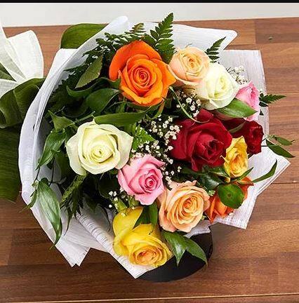 ਪਿਆਰ ਦੀ ਗੱਲ ਕਰੀਏ ਤਾਂ ਹਰ ਰਿਸ਼ਤਾ ਹਰ ਇਨਸਾਨ ਲਈ ਨਵੇਂ ਰੂਪ 'ਚ ਹੁੰਦਾ ਹੈ। ਦੋਸਤ, ਗੁਆਂਢੀ, ਪਤੀ, ਪਤਨੀ, ਭੈਣ, ਭਰਾ, ਅਜਿਹੇ ਬਹੁਤ ਸਾਰੇ ਰਿਸ਼ਤੇ ਹੁੰਦੇ ਹਨ, ਜੋ ਸਾਡੇ ਲਈ ਬਹੁਤ ਖ਼ਾਸ ਹੁੰਦੇ ਹਨ। ਇਸੇ ਕਰਕੇ ਹਰ ਰਿਸ਼ਤੇ ਲਈ ਬਾਜ਼ਾਰ 'ਚ ਇਕ ਵੱਖਰੇ ਰੰਗ ਦਾ ਗੁਲਾਬ ਮੌਜੂਦ ਹੈ। ਇਨ੍ਹਾਂ ਗੁਲਾਬਾਂ ਨੂੰ ਤੁਸੀਂ ਆਪਣੇ ਰਿਸ਼ਤੇ ਮੁਤਾਬਕ ਆਪਣੇ ਖ਼ਾਸ ਲੋਕਾਂ ਨੂੰ ਦੇ ਸਕਦੇ ਹੋ।