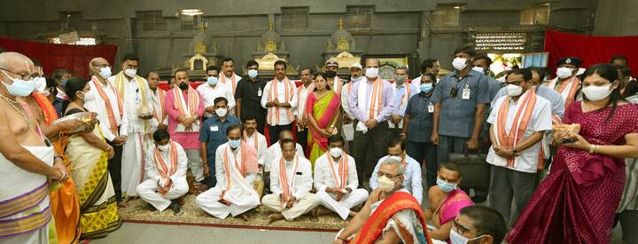 ఆలయానికి విచ్చేసిన  సీఎం కేసీఆర్‌ను  ఆలయాధికారులు, అర్చకులు పూర్ణ కుంభంతో స్వాగతం పలికారు.