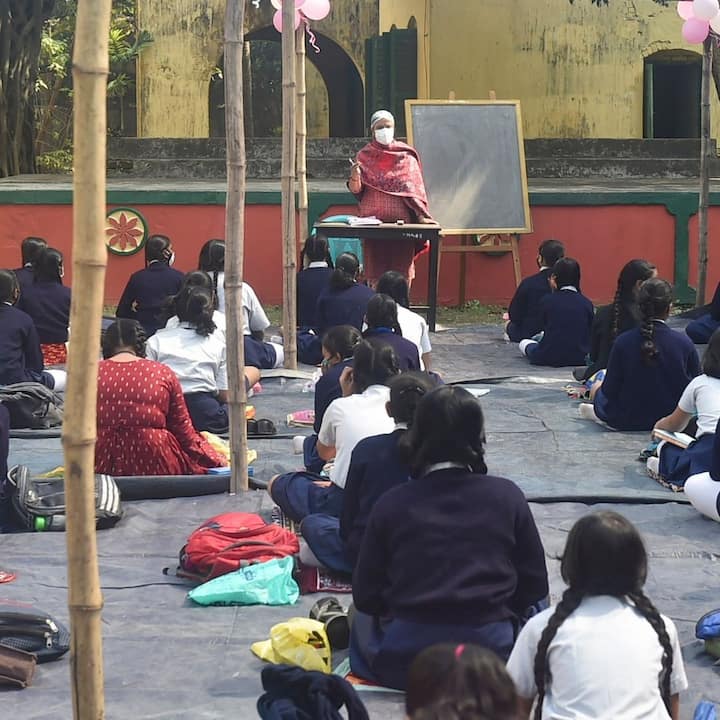 পার্ক, ফাঁকা মাঠে ক্লাস করল কচিকাঁচা পড়ুয়ারা।