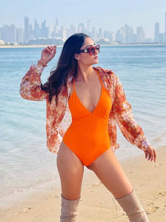 आश्रम एक्ट्रेस त्रिधा चौधरी की ये अदाएं आपको दीवाना बना देंगी!