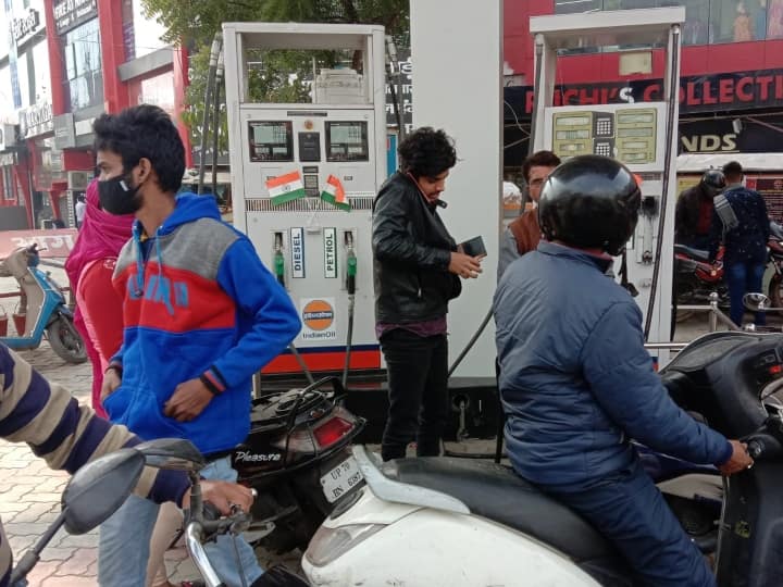 petrol price hike 20 rupees diesel price up 12 rupees in sri lanka petrol diesel price today on 26 feb 2022 Petrol Price: श्रीलंका में 20 रुपये बढ़ गए पेट्रोल के दाम, डीजल भी हो गया 15 रुपये महंगा, भारत में दाम स्थिर