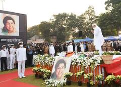 Lata Mangeshkar Funeral: ભીની આંખો... ધ્રૂજતા હાથ... દીદીના અંતિમ સંસ્કારમાં આ રીતે જોવા મળ્યા Asha Bhosle