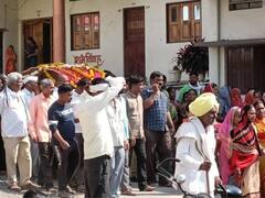 Photo : अंबेजोगाईत वानरावर वाजत-गाजत अंत्यसंस्कार
