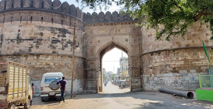 निजामाची राजधानी असलेले अचलपूर पूर्वीचे जैनधर्मीयांच्या काळातील अलयपूर, निजाम राजवटीतील एलीचपूर ऐतिहासिक शहराला जवळपास 5 किमी परिघाचा परकोट म्हणजे संरक्षक भिंत आहे. त्याला 6 महाद्वार आहे.