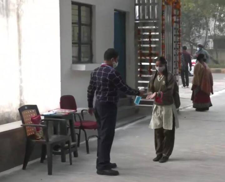 स्कूल आज से बेशक खोल दिए गए हैं लेकिन इस दौरान कोविड-19 नियमों का पालन अनिवार्य किया गया है. छात्र-छात्राओं के लिए स्कूल आने पर सैनिटाइजेशन के अलावा कक्षाओं में भी सोशल डिस्टेंसिंग के नियम का पालन अनिवार्य है.