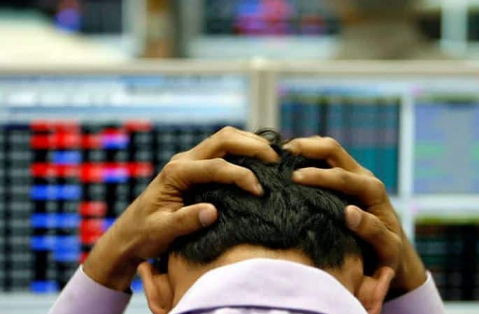 share market updates Sensex crashes 1500 points nifty Nifty gives up 17,000 points Share Market Updates : शेअर बाजारात मोठी घसरण, सेन्सेक्स 1500 अंकांनी कोसळला