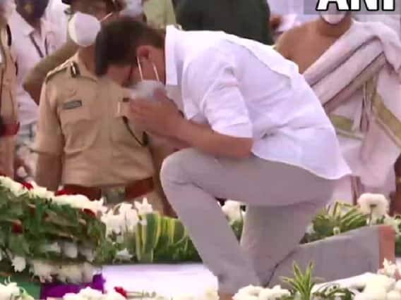 આમિર ખાને પણ હાથ જોડીને ભીની આંખો સાથે લતા મંગેશકરને વિદાય આપી.