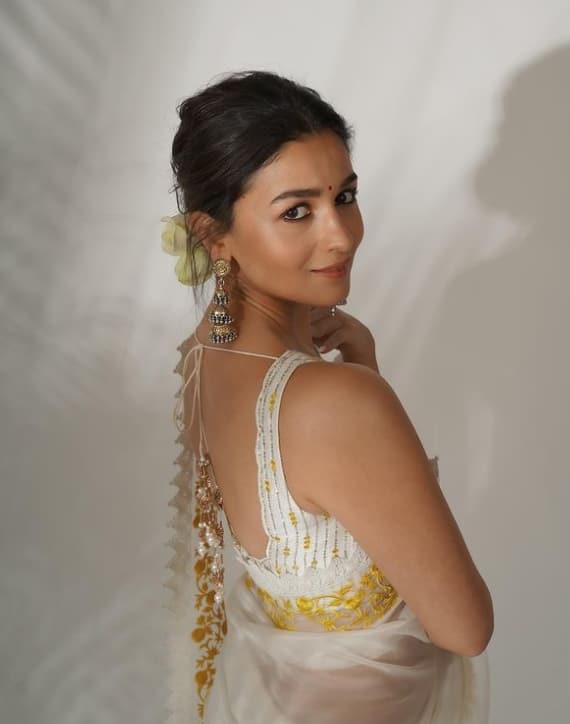 आलियानं शेअर केलेल्या या फोटोला काही वेळेतच एक लाखापेक्षा अधिक लाइक्स मिळाले.(Alia Bhatt/instagram)