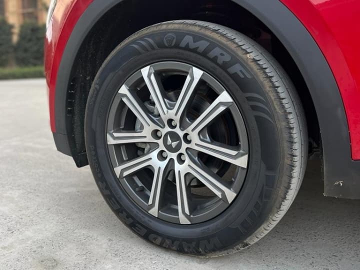 Tyre Life Car Tyre Care Auto Tips Wheel alignment Correct air pressure suspension alloy wheel Auto Tips: सालों-साल चलेंगे आपकी गाड़ी के टायर, इन 4 टिप्स से बच जाएगा हजारों का खर्चा