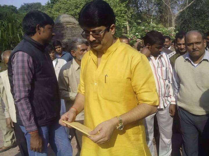 राजा भैया ने कहा कि मैं तब जेल में था, हालांकि फिर भी चुनाव जीत जाता. लेकिन मैं प्रदेश की राजनीति में ही खुश था इसलिए मुलायम सिंह को मना कर दिया.