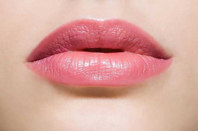 tips to get smooth rosy lips in tamil பிறரை வசீகரிக்கும் ரோஜா இதழ் போன்ற மென்மையான உதடுகள் வேண்டுமா? இதை செய்யுங்கள்...!