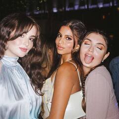 Suhana Khan Photos: गर्ल गैंग के साथ सुहाना खान कर रहीं हैं मस्ती, कॉलेज के दिनों को फिर किया याद