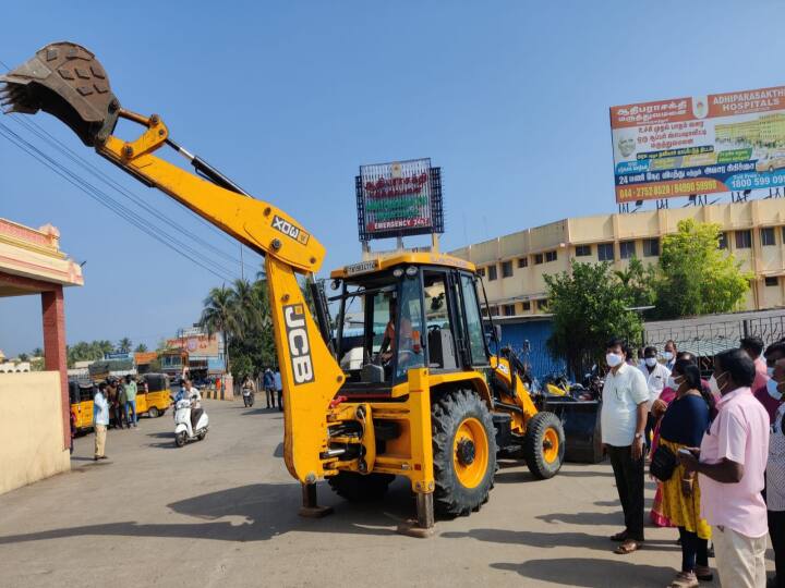 chengalpattu melmaruvathur authorities dispersed after the occupiers announced they would remove all of the occupants themselves within four days மேல்மருத்தூர் சித்தர் பீடம் ஆக்கிரமிப்பு செய்த இடத்தை அகற்ற சென்ற அதிகாரிகள் - வந்த வேகத்தில் திரும்பி சென்றனர்