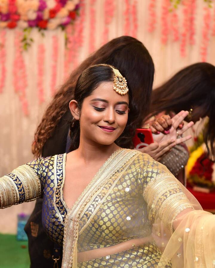 সোশ্যাল মিডিয়ায় চিরকালই প্রেম নিয়ে খোলামেলা শ্রুতি। সমাজের তোয়াক্কা তিনি করেননি কখনওই।