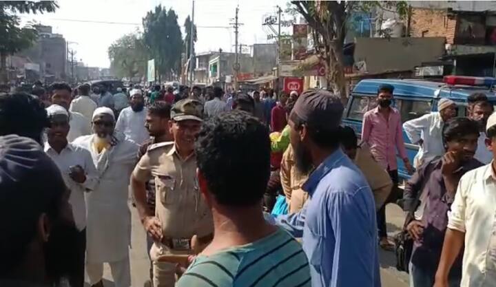 గత వారం హిజాబ్తో వచ్చిన విద్యార్థినులను లోనికి అనుమతించలేదు ప్రిన్సిపల్. ప్రభుత్వ నిర్ణయం మేరకు హిజాబ్ ధరించి కళాశాలకు వస్తే అనుమతించే ప్రసక్తే లేదని ప్రిన్సిపాల్ స్పష్టం చేశారు.