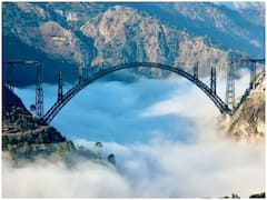 Viral Photo: पहाड़ों के बीच बादलों के ऊपर नजर आया चिनाब पुल, नहीं देखा होगा ऐसा खूबसूरत नजारा