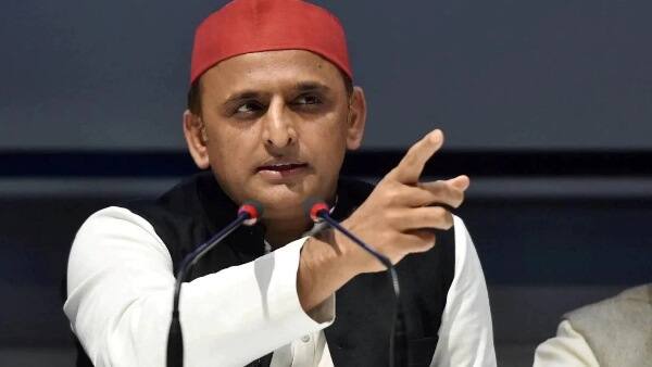 अखिलेश यादव (Akhilesh Yadav) का नाम उत्तर प्रदेश के सबसे युवा मुख्यमंत्री के तौर पर दर्ज है. अखिलेश यादव ने धौलपुर के मशहूर मिलिट्री स्कूल से इंटर तक पढ़ाई की है. अखिलेश यादव के टीचर ने धौलपुर मिलिट्री स्कूल में उनके दाखिले की कहानी भी सुनाई थी.