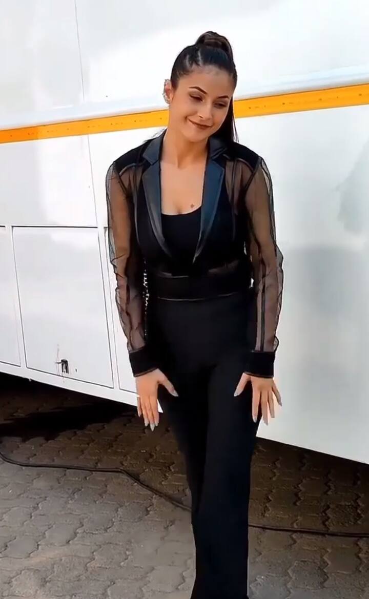 शहनाज मीडिया के सामने पोज देने के बाद तुरंत शूट के लिए रवाना हो गईं.