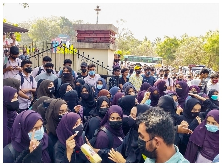 Karnataka Hijab Row: | தணியாத ஹிஜாப் எதிர்ப்பு.! கர்நாடக பள்ளி, கல்லூரிகளுக்கு விடுமுறை அறிவிப்பு