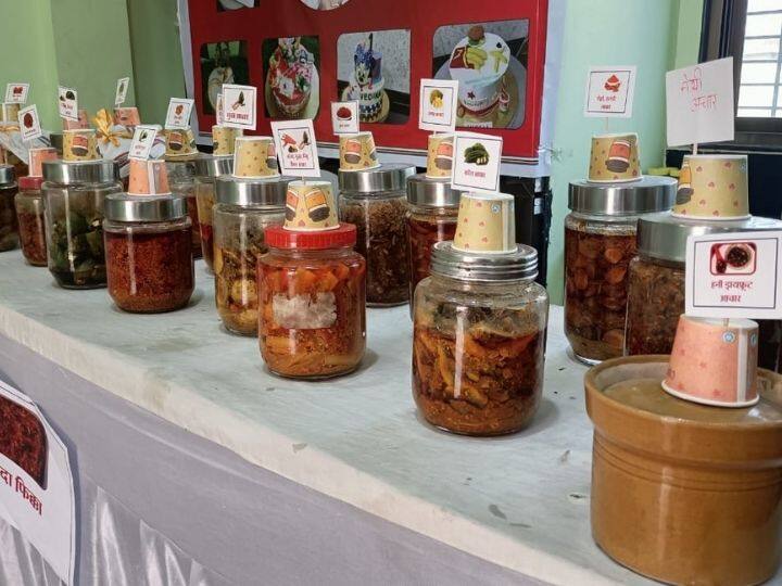 Amravati Good news for eaters As many as 70 types of pickles under one roof Pickle Festival organized in Daryapur Amravati : खवय्यांसाठी खूशखबर! तब्बल 70 प्रकारचे लोणचे तेही एकाच छताखाली; दर्यापुरात लोणचे महोत्सवाचं आयोजन