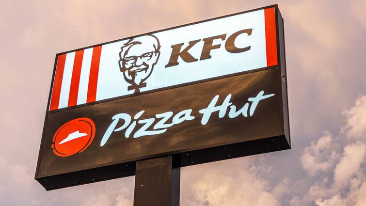 pizza hut kfc makes same mistake sharing post regarding kashmir indian users troll them KFC And Pizza Hut : पिझ्झा हट आणि केएफसीकडूनही काश्मीरबाबत ट्वीट, नेटकरी संतापले