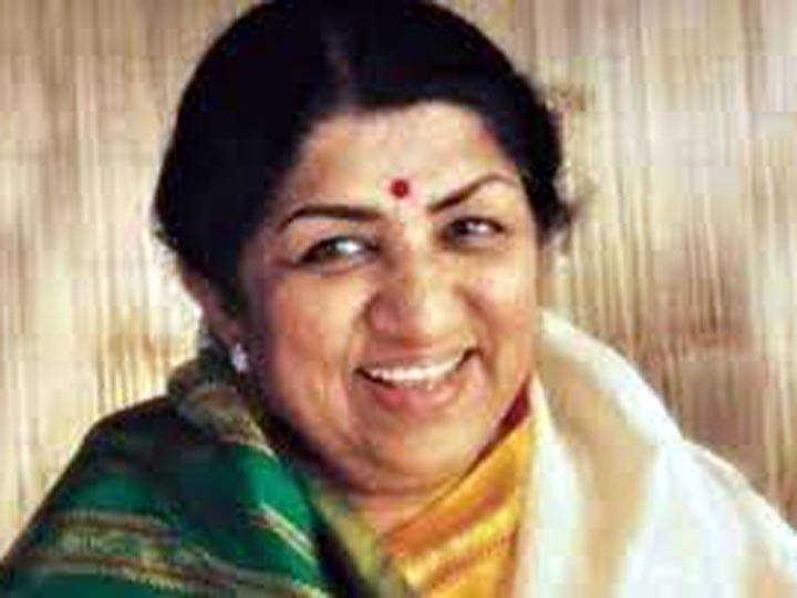 The national flag was flown at half-mast in government offices at Thanjavur for Lata Mangeshkar's death லதாமங்கேஷ்கர் மறைவு : துக்கம் அனுசரிப்பு - அரை கம்பத்தில் பறக்கவிடப்பட்ட  தேசிய கொடி..