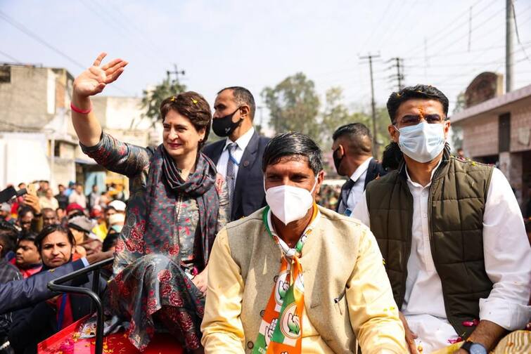 UP Election: हस्तिनापुर में ट्रैक्टर पर बैठकर प्रियंका गांधी ने किया डोर-टू-डोर प्रचार, समर्थकों की उमड़ी भीड़ UP Election: हस्तिनापुर में ट्रैक्टर पर बैठकर प्रियंका गांधी ने किया डोर-टू-डोर प्रचार, समर्थकों की उमड़ी भीड़