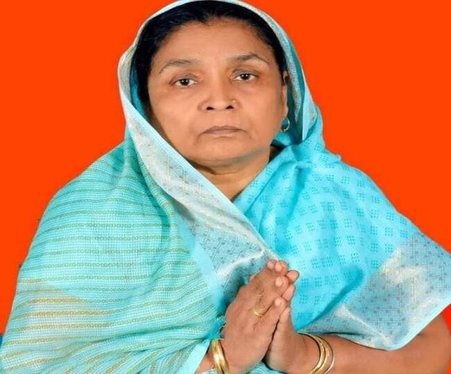 गोरखपुर से बीजेपी के योगी आदित्यनाथ के खिलाफ समाजवादी पार्टी ने सुभावती शुक्ला को टिकट दिया है. सुभावती शुक्ला बीजेपी नेता रहे उपेंद्र शुक्ला की पत्नी हैं. पति के निधन के बाद कुछ समय पहले ही सुभावती सपा में शामिल हुई थीं.