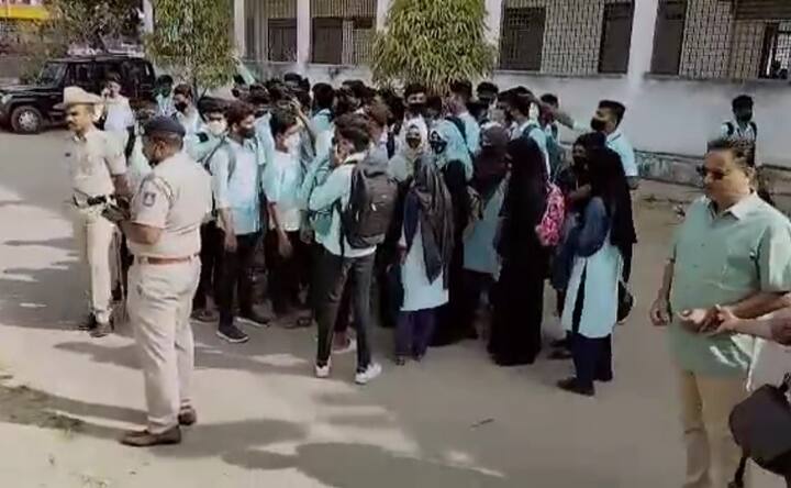 మంగళవారం హైకోర్టు విచారణ జరగుతోంది.హిజాబ్ తో అమ్మాయిలు కాలేజ్ లో అడుగు పెట్టకూడదని ఆ కాలేజీ ప్రిన్సిపాల్ ఆదేశాలు జారీ చెయ్యడంతో కర్ణాటక ప్రభుత్వానికి హైకోర్టు నోటీసులు జారీ చేసింది.