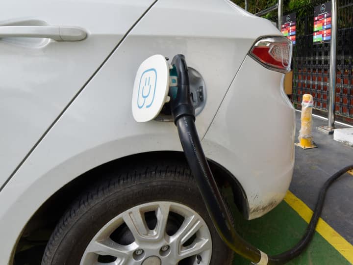 Electric Vehicle charging point Electric Car Charger EV Charging Subsidy Delhi खुशखबरी! घर में लगवाएं EV चार्जिंग पॉइंट, 6 हजार रुपये की मिलेगी सब्सिडी, जानें कहां और कैसे