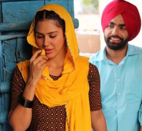 सोनम बाजवा और एम्मी विर्क ने कई फिल्मों में साथ किया है. 2019 में वो साथ में मुकलवा में नज़र आए थे.