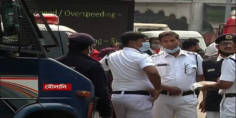 Kolkata Moulali two women were allegedly teased by ambulance driver and his assistant, accused booked by police Kolkata News: মৌলালিতে প্রকাশ্য রাস্তায় দুই তরুণীকে উত্যক্ত করার অভিযোগ, আটক অ্যাম্বুল্যান্স চালক ও সহকারী