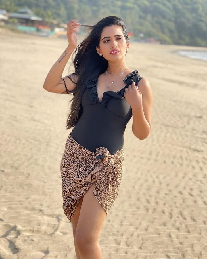 என் கைகள் கோர்த்து கொள்ள அட காற்றுக்கென்ன நாணம்