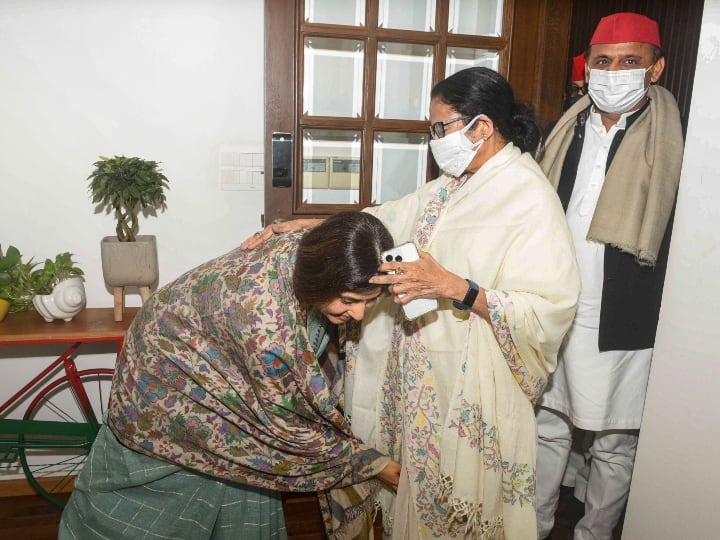 ममता बनर्जी (Mamata Banerjee) से अखिलेश यादव (Akhilesh Yadav) की पत्नी डिंपल यादव ने भी मुलाकात की. इस दौरान डिंपल ने चादर देकर उनका स्वागत किया.