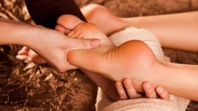burning feet syndrome cause and prevention all you need to know શું આપને પણ રહે છે પગના તળિયામાં બળતરાની સમસ્યા, તો તેના કારણો અને ઉપાય જાણો