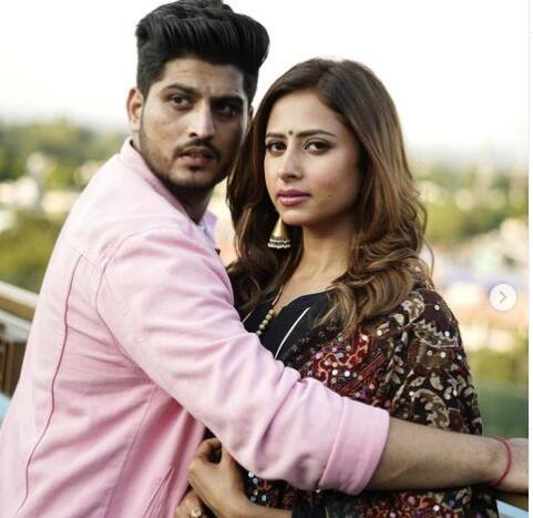 फेमस टीवी एक्ट्रेस सरगुन मेहता की जोड़ी एम्मी विर्क के अलावा गुरनाम भुल्लर के साथ भी काफी पसंद की जाती है. दोनों फिल्म 'सुर्ख बिंदी' में साथ नज़र आए थे.