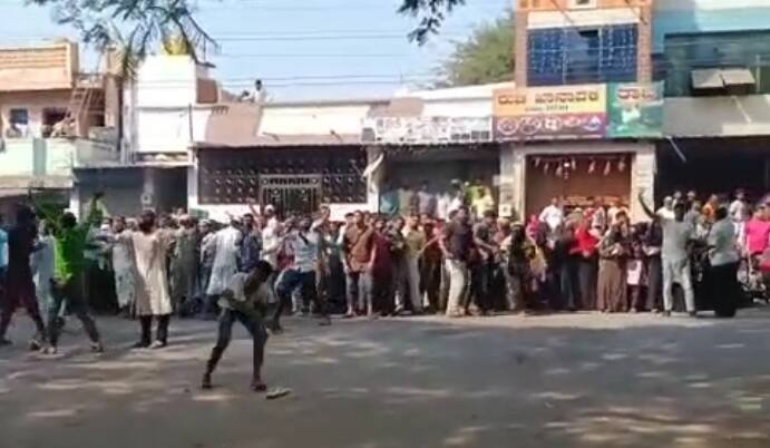 ఉడిపి ఎమ్మెల్యేకి, జిల్లా విద్యాశాఖ అధికారులు, ప్రభుత్వ బాలికల కళాశాల ప్రిన్సిపాల్, అధ్యాపకులు, సిబ్బందిని ప్రతివాదులుగా చేరుస్తూ హైకోర్టు నోటీసులు జారీ చేసింది.