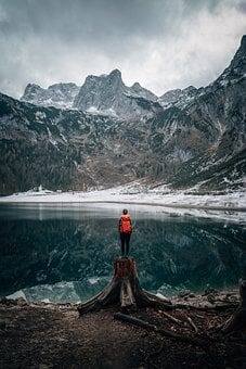 করোনাকালে বাধ্যতামূলক টিকা নেওয়া। এমনকী টিকাকরণ না হলে বিভিন্ন জায়গায় যাওয়ার ক্ষেত্রেও নিষেধাজ্ঞা রয়েছে। তবে এর পাশাপাশি এমন অনেক দেশ রয়েছে যেখানে সম্পূর্ণ টিকাকরণ না হলেও বিধি মেনে প্রবেশের অনুমতি দেওয়া হচ্ছে।