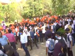 Hijab vs Saffron Shawl: कर्नाटक में ‘हिजाब’ पर विवाद तेज, एक कॉलेज में आमने-सामने आए 'भगवाधारी' छात्र और हिजाब वाली छात्राएं