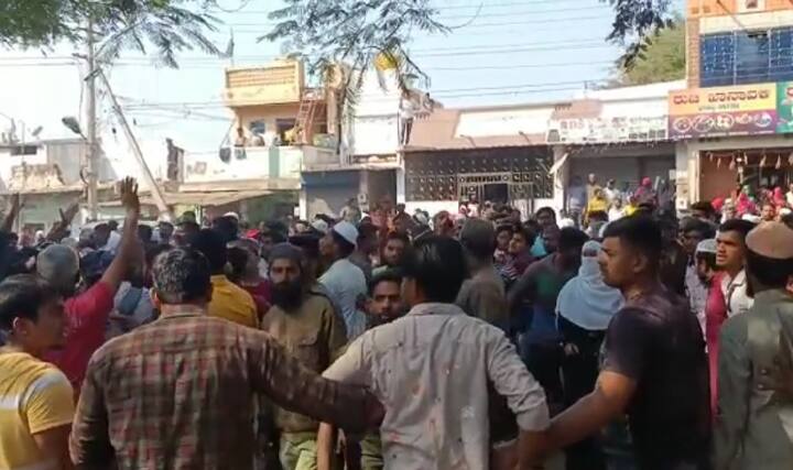 కర్ణాటకలో ఓ విద్యా సంస్థలో ముస్లిం విద్యార్థినులు హిజాబ్ ధరించడానికి ప్రిన్సిపల్ నిషేధించారు. దీంతో ప్రారంభమైన వివాదం హిందూ విద్యార్థులు కాషాయ కండువాలు వేసుకునే వరకూ వచ్చింది.