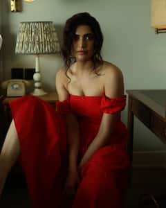 Karishma Tanna Photos: करिश्मा तन्ना के इन लुक्स को फैंस ने किया सबसे ज्यादा पसंद, एक-एक तस्वीर में छुपा है हुस्न का खजाना