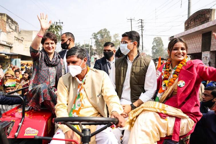 UP Election: हस्तिनापुर में ट्रैक्टर पर बैठकर प्रियंका गांधी ने किया डोर-टू-डोर प्रचार, समर्थकों की उमड़ी भीड़ UP Election: हस्तिनापुर में ट्रैक्टर पर बैठकर प्रियंका गांधी ने किया डोर-टू-डोर प्रचार, समर्थकों की उमड़ी भीड़