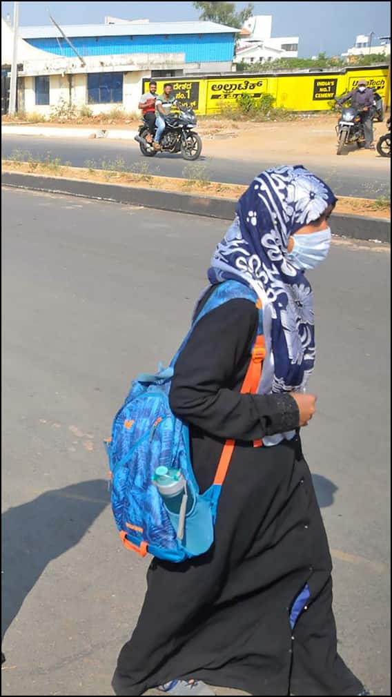 కర్ణాటకలో ఉద్రిక్తతలకు దారితీసిన హిజాబ్ వ్యవహారం