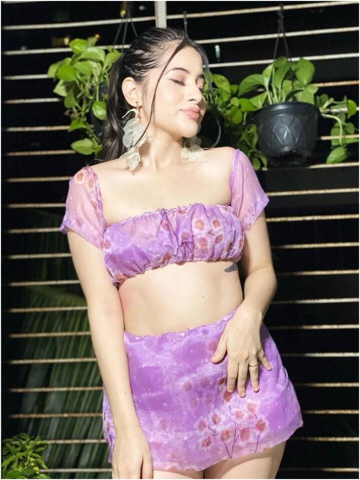 उर्फी जावेद की जो लेटेस्ट तस्वीरें सामने आई हैं. उन तस्वीरों में उर्फी पर्पल कलर की ड्रेस पहने हुए दिखाई दे रही हैं.