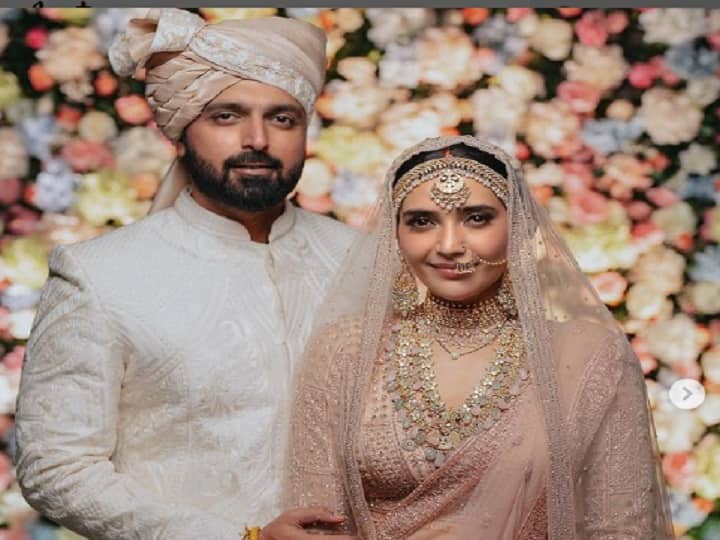 फेमस टीवी एक्ट्रेस करिश्मा तन्ना (Karishma Tanna) हाल ही में शादी के बंधन में बंधी हैं. 5 फरवरी को करिश्मा ने अपने ब्वॉयफ्रेंड वरुण बंगेरा (Varun Bangera) से शादी की है. Photos- Karishma Tanna Insta