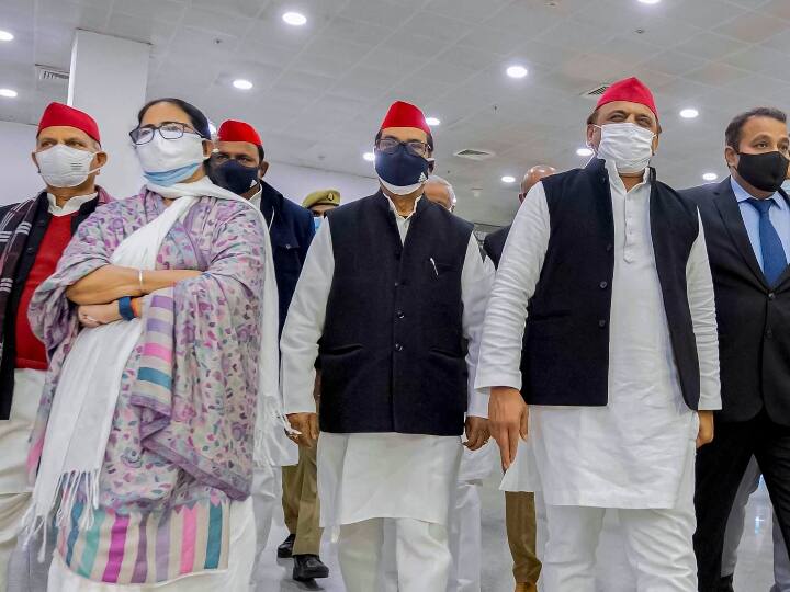 ममता बनर्जी (Mamata Banerjee) सोमवार की शाम को लखनऊ पहुंचीं थी. मंगलवार को समाजवादी पार्टी के मुख्यालय में अखिलेश (Akhilesh Yadav) ने उनका स्वागत किया. पहले मंच सम्भालते हुए अखिलेश ने बताया कि बंगाल में ममता ने बीजेपी हराया है. ये सपा के लिए गर्व की बात है कि ममता उनके साथ हैं.