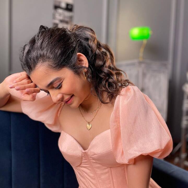 सिम्पल ज्वेलरी घालून तिने तिचा हा लूक पूर्ण केलाय. (photo:mipalkarofficial/ig)