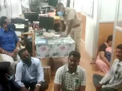 சம்பளம் வழங்காததால் தஞ்சையில் அரசுப்பள்ளி ஆசிரியர்கள் காத்திருப்பு போராட்டம்