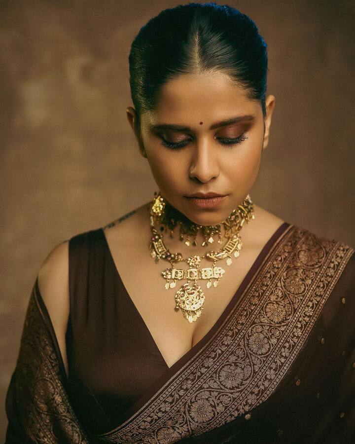 त्यासोबत तिने गळ्यात सुंदर नेकलेस घातलाय. (photo: saietamhankar/ig)