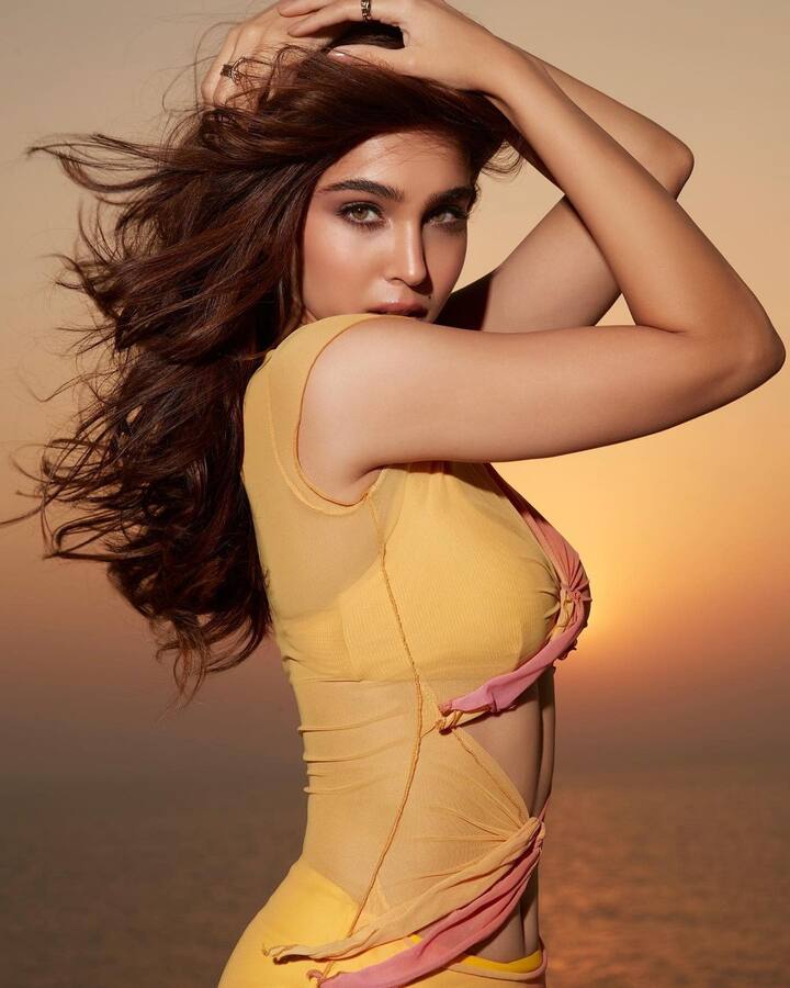या फोटोंना तिने ‘आय डोन्ट माइन्ड आर बिकीनीस्‌ ॲण्ड सनसेट’ असं कॅप्शन दिलंय. (photo: sharvari/ig)